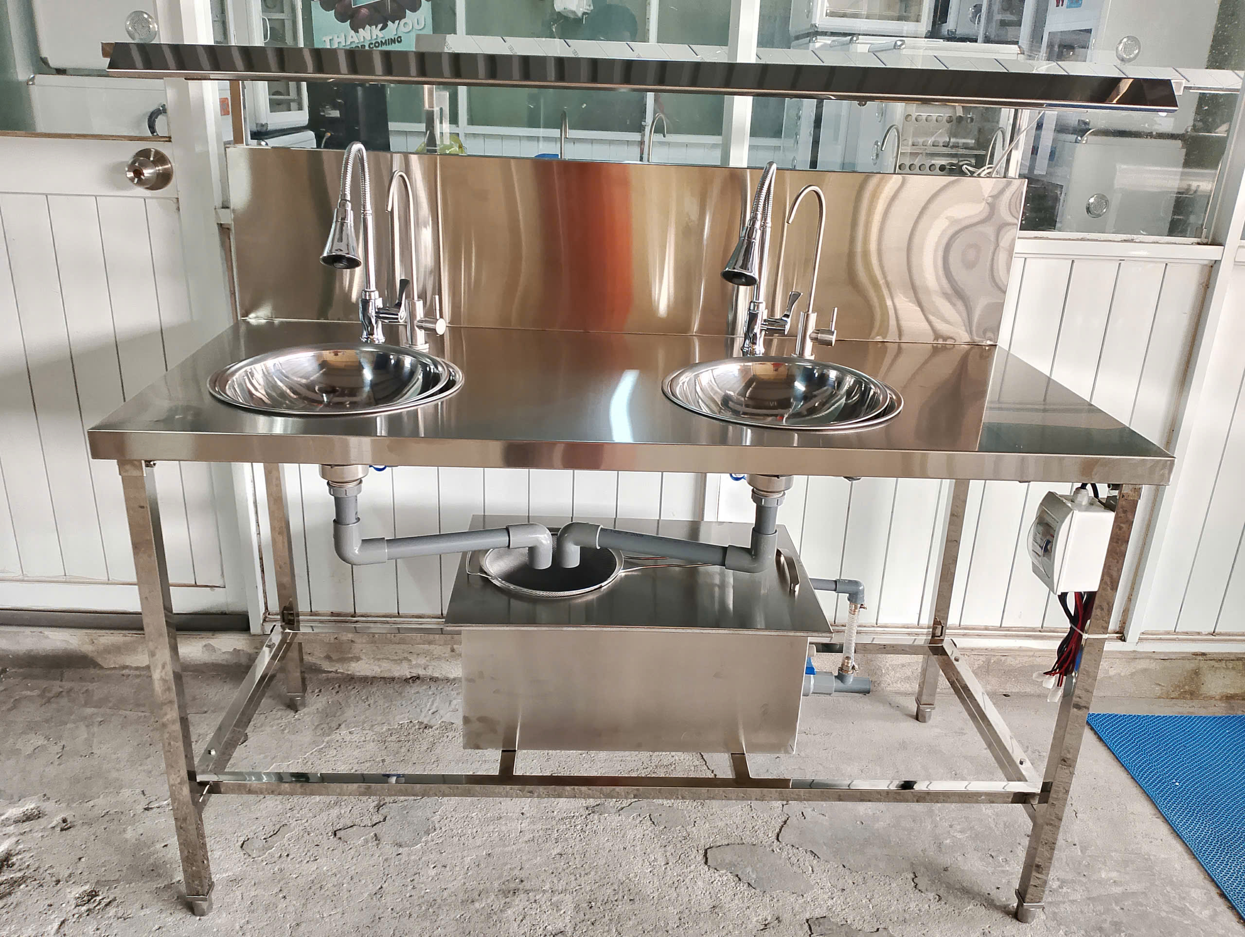 BÀN TUẦN HOÀN KHÁNG KHUẨN KẾT HỢP VÒI RỬA 2 NGƯỜI